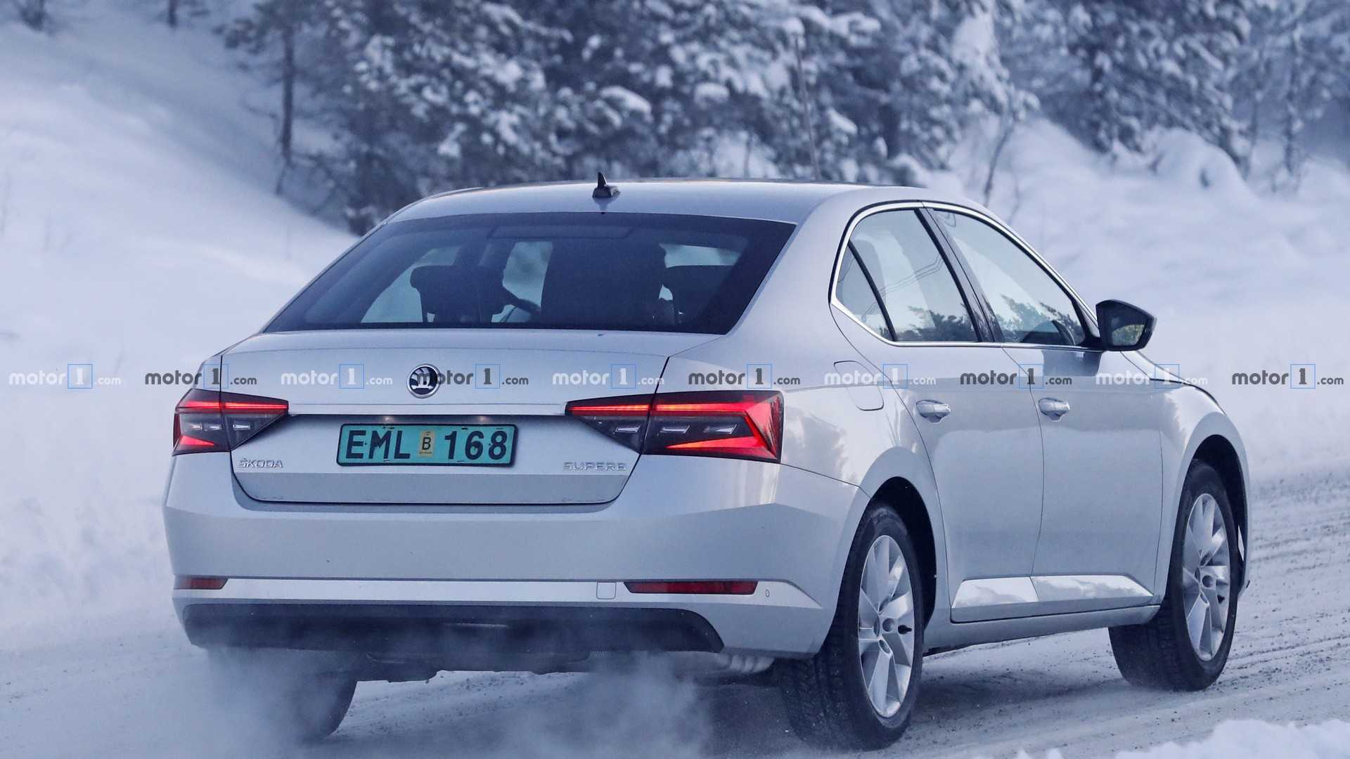NOVO SKODA SUPERB PERDE A CAMUFLAGEM NOS TESTES DE INVERNO, foto 11