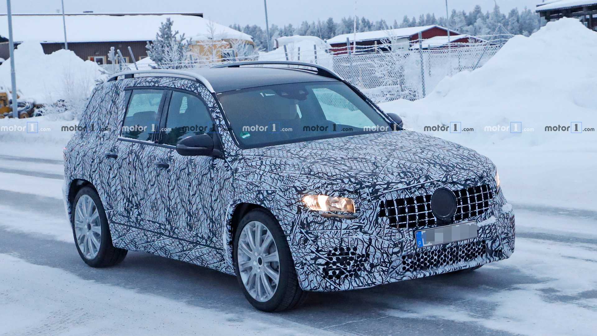 NOVO MERCEDES-AMG GLB 35 FLAGRADO NA NEVE COM SEUS MAIS DE 300 CV, foto 1