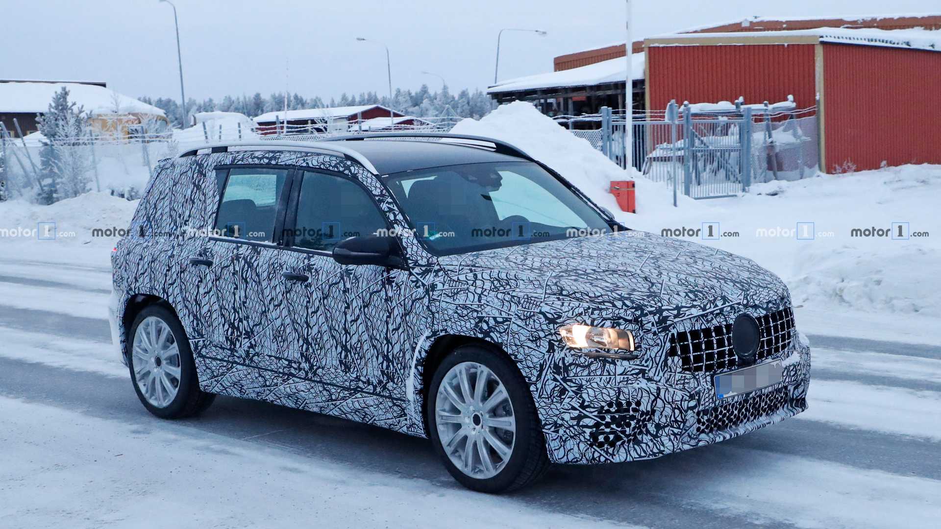 NOVO MERCEDES-AMG GLB 35 FLAGRADO NA NEVE COM SEUS MAIS DE 300 CV, foto 2