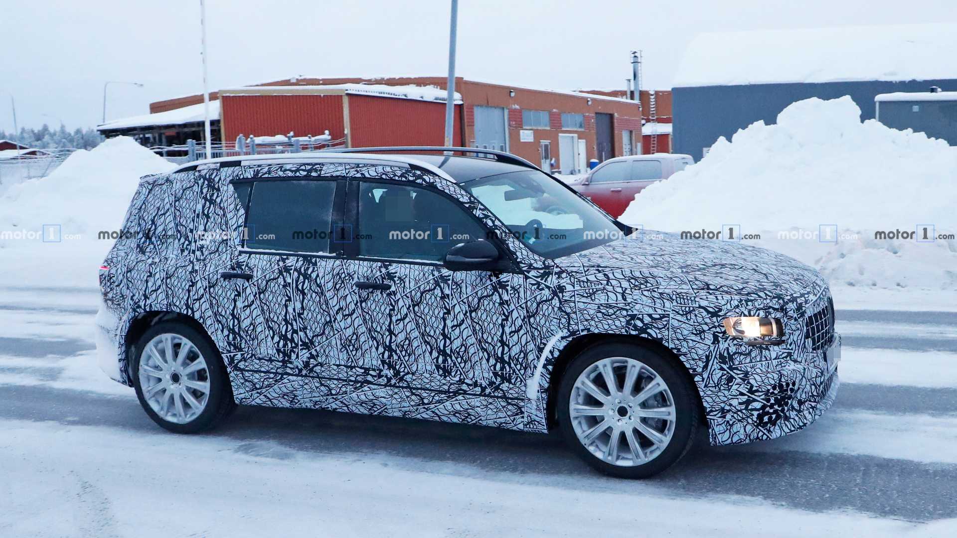 NOVO MERCEDES-AMG GLB 35 FLAGRADO NA NEVE COM SEUS MAIS DE 300 CV, foto 3