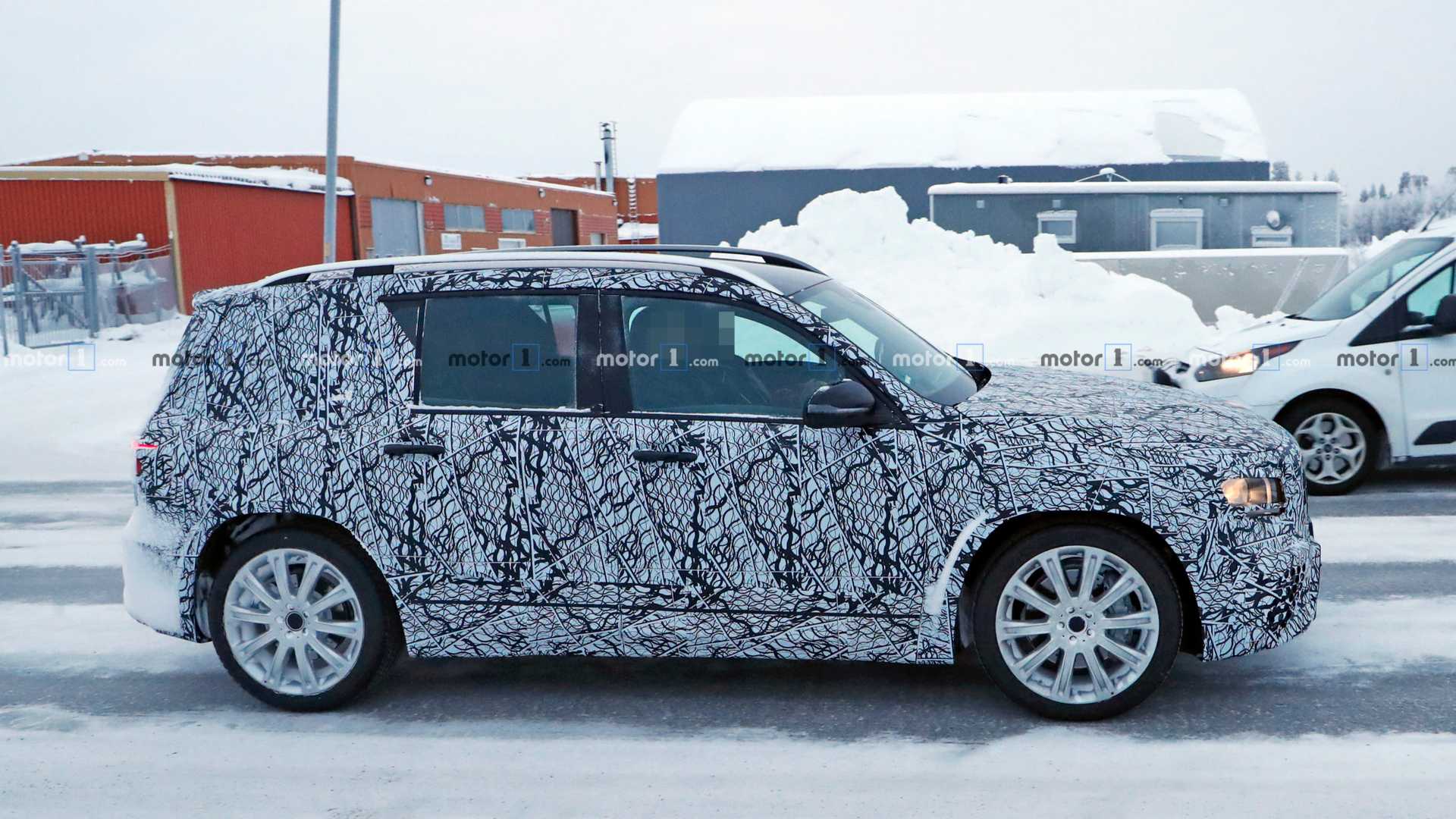 NOVO MERCEDES-AMG GLB 35 FLAGRADO NA NEVE COM SEUS MAIS DE 300 CV, foto 4