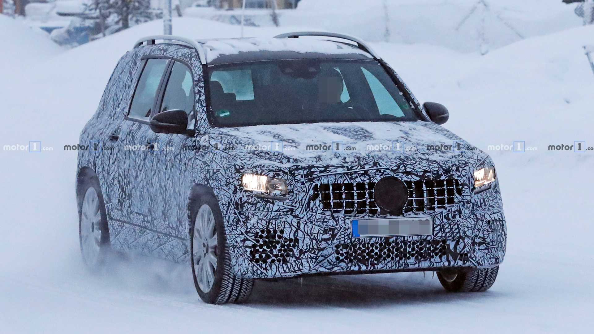 NOVO MERCEDES-AMG GLB 35 FLAGRADO NA NEVE COM SEUS MAIS DE 300 CV, foto 7