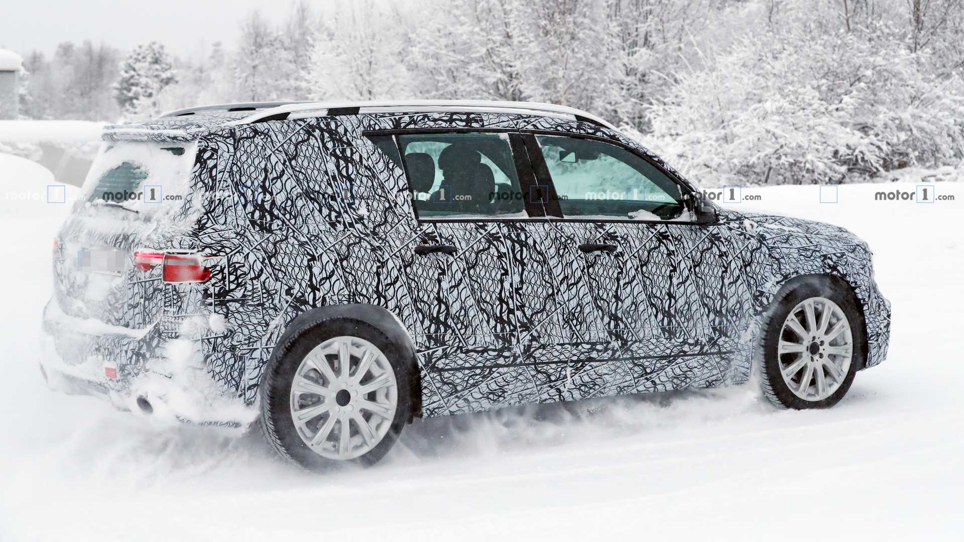 NOVO MERCEDES-AMG GLB 35 FLAGRADO NA NEVE COM SEUS MAIS DE 300 CV, foto 10