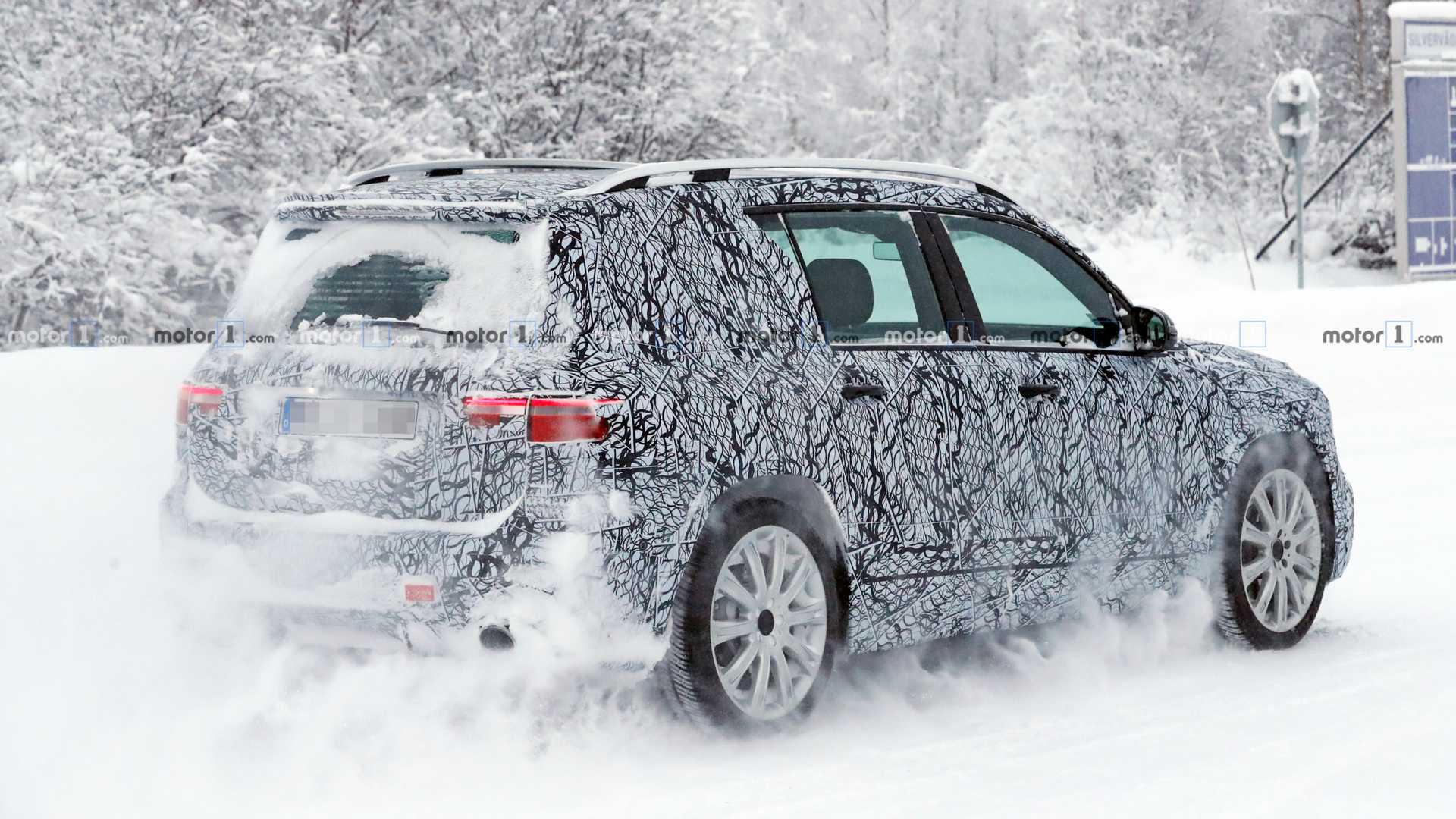 NOVO MERCEDES-AMG GLB 35 FLAGRADO NA NEVE COM SEUS MAIS DE 300 CV, foto 11