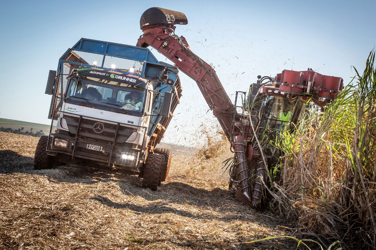 MERCEDES-BENZ AXOR DE DIREÇÃO AUTÔNOMA PARA TRANSBORDO DE CANA OFERECE A MAIOR CAPACIDADE DE CARGA LÍQUIDA DO BRASIL, foto 1