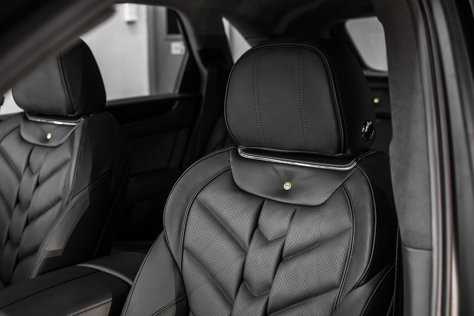 BENTLEY BENTAYGA CENTENARY EDITION: SURGE UMA NOVA CRIAÇÃO DA KAHN DESIGN, foto 8