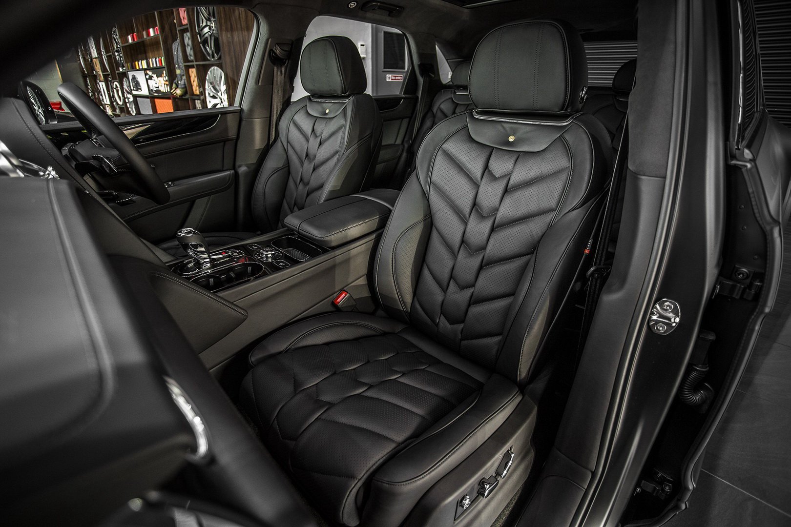 BENTLEY BENTAYGA CENTENARY EDITION: SURGE UMA NOVA CRIAÇÃO DA KAHN DESIGN, foto 11