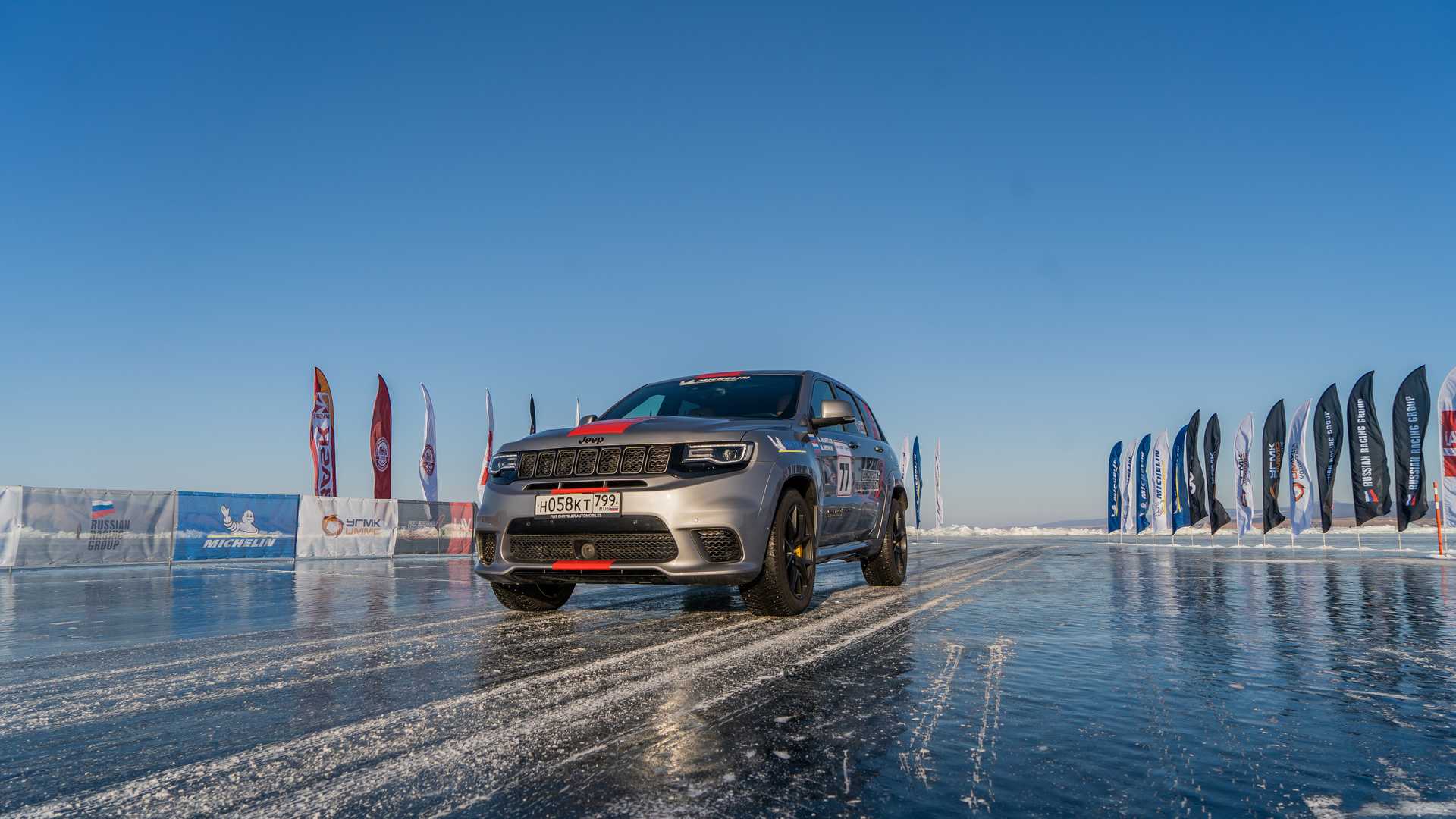 O JEEP GRAND CHEROKEE TRACKHAWK É O SUV MAIS RÁPIDO DO MUNDO SOBRE O GELO, foto 1