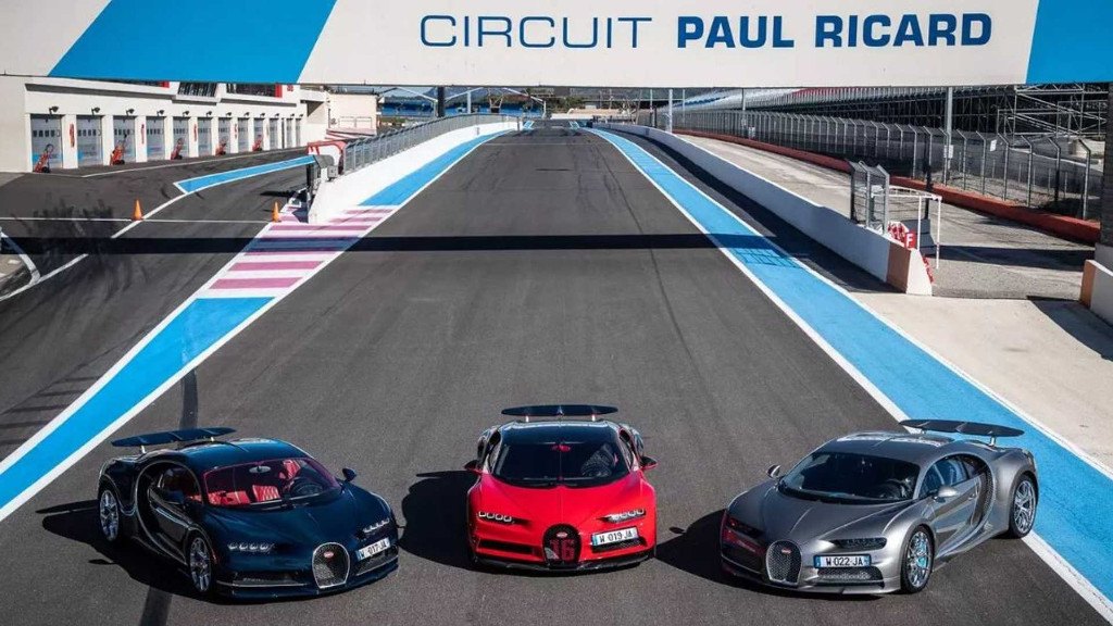 BUGATTI LEVA EXEMPLARES DOS CHIRON E CHIRON SPORT A UM EVENTO EM PAUL RICARD, foto 1