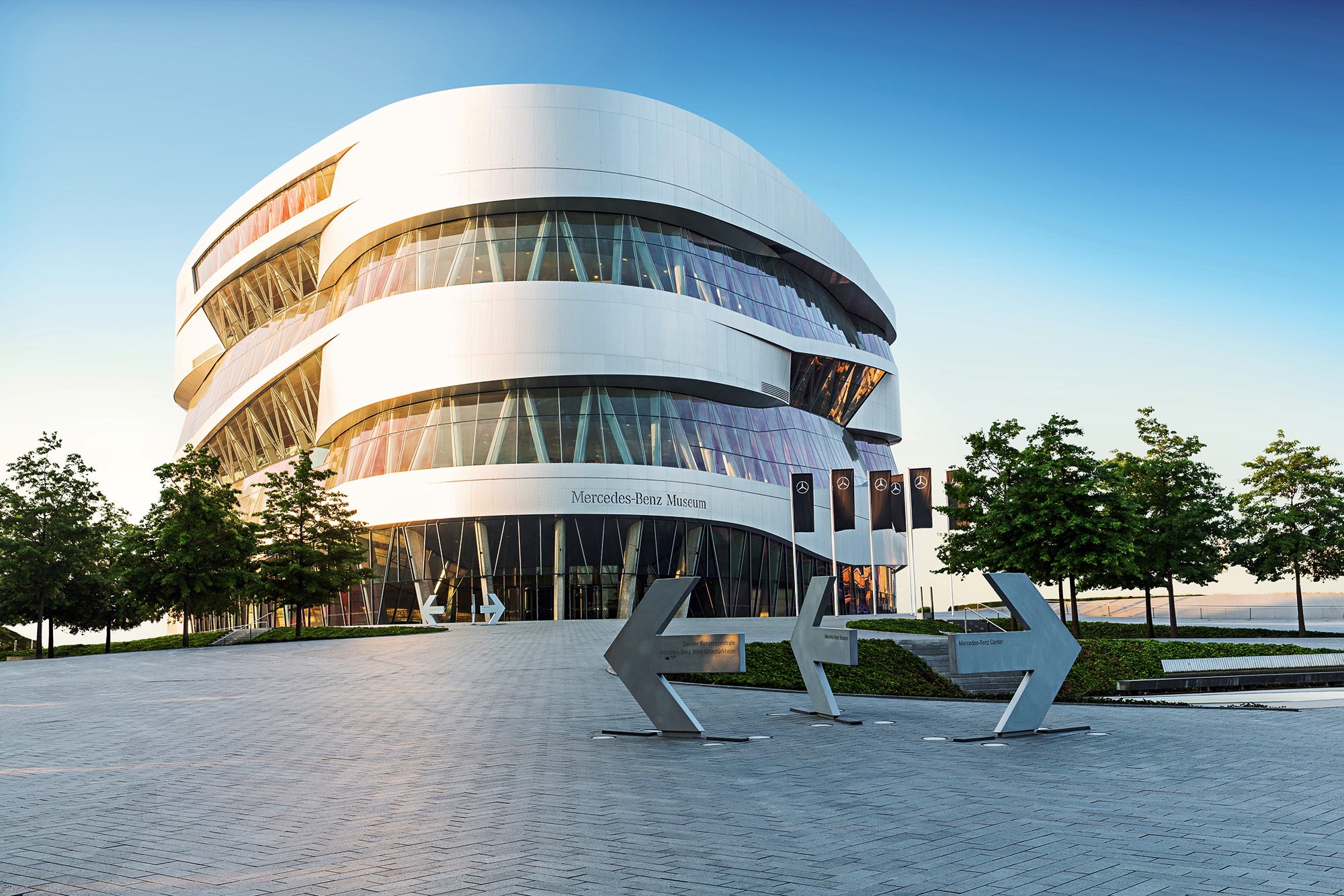 MERCEDES-BENZ MUSEUM CELEBRA 13 ANOS EM STUTTGART, foto 1