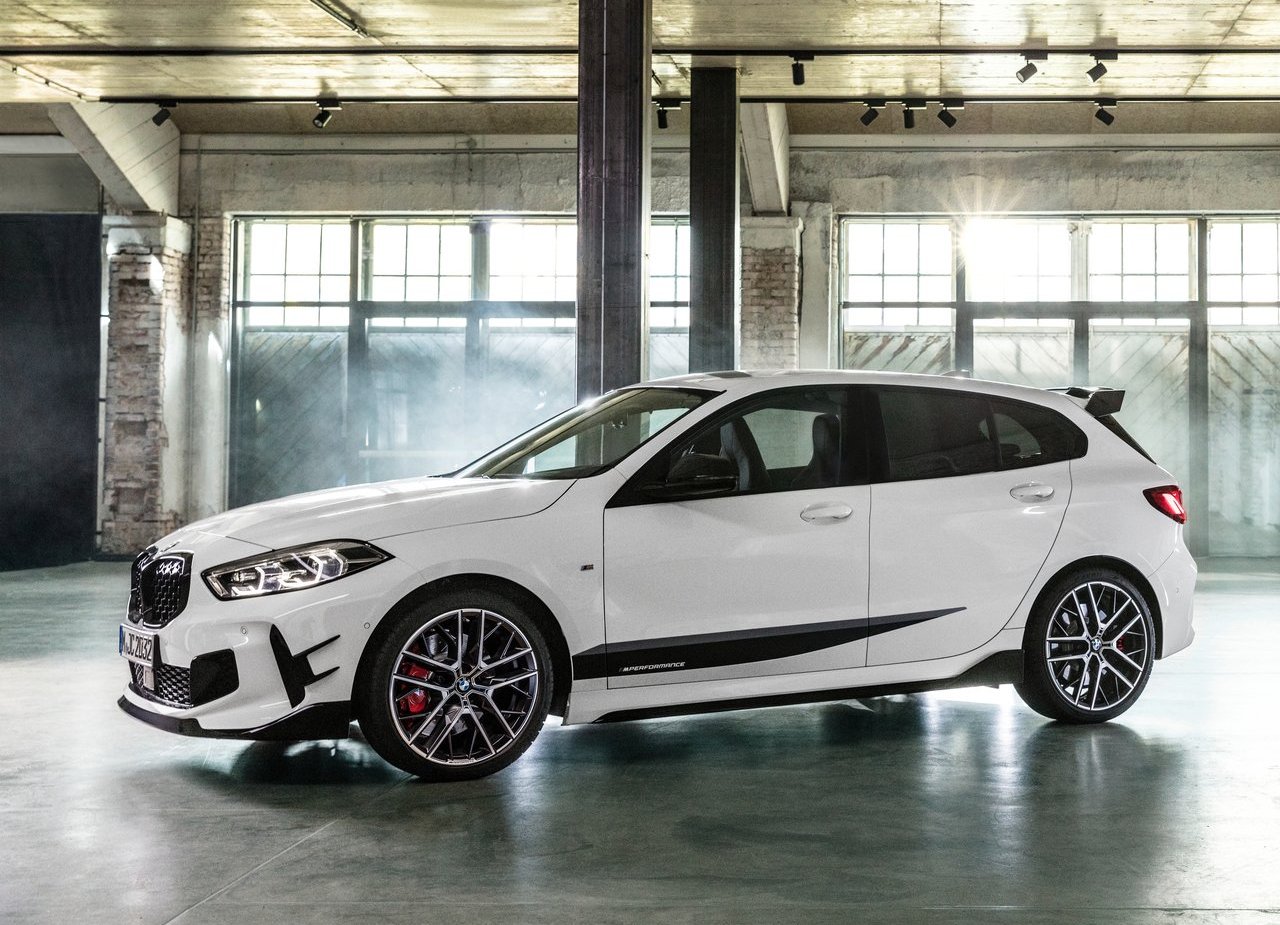 NOVO BMW SÉRIE 1 RECEBE O TRAJE ESPORTIVO M PERFORMANCE, foto 1