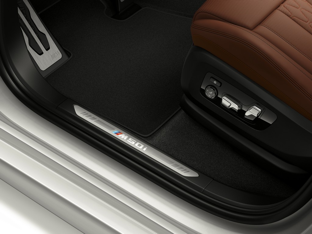 BMW APRESENTA OS NOVOS X5 M50i E X7 M50i DE 8 CILINDROS E 530 CV, foto 5