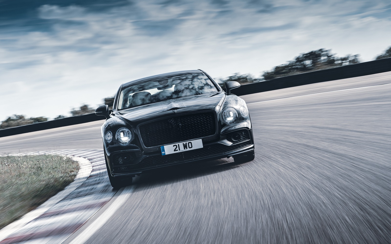 BENTLEY REVELA AS PRIMEIRAS IMAGENS DO NOVO FLYING SPUR, foto 1