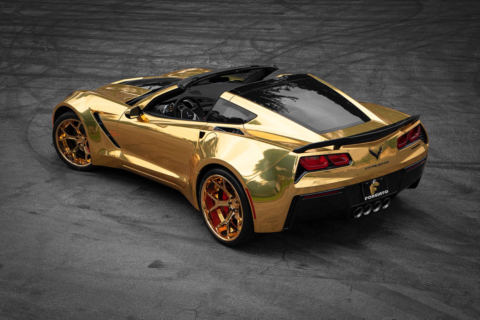 UM CHEVROLET CORVETTE CONVERTIBLE DOURADO É A DEFINIÇÃO MÁXIMA DA SUNTUOSIDADE, foto 2