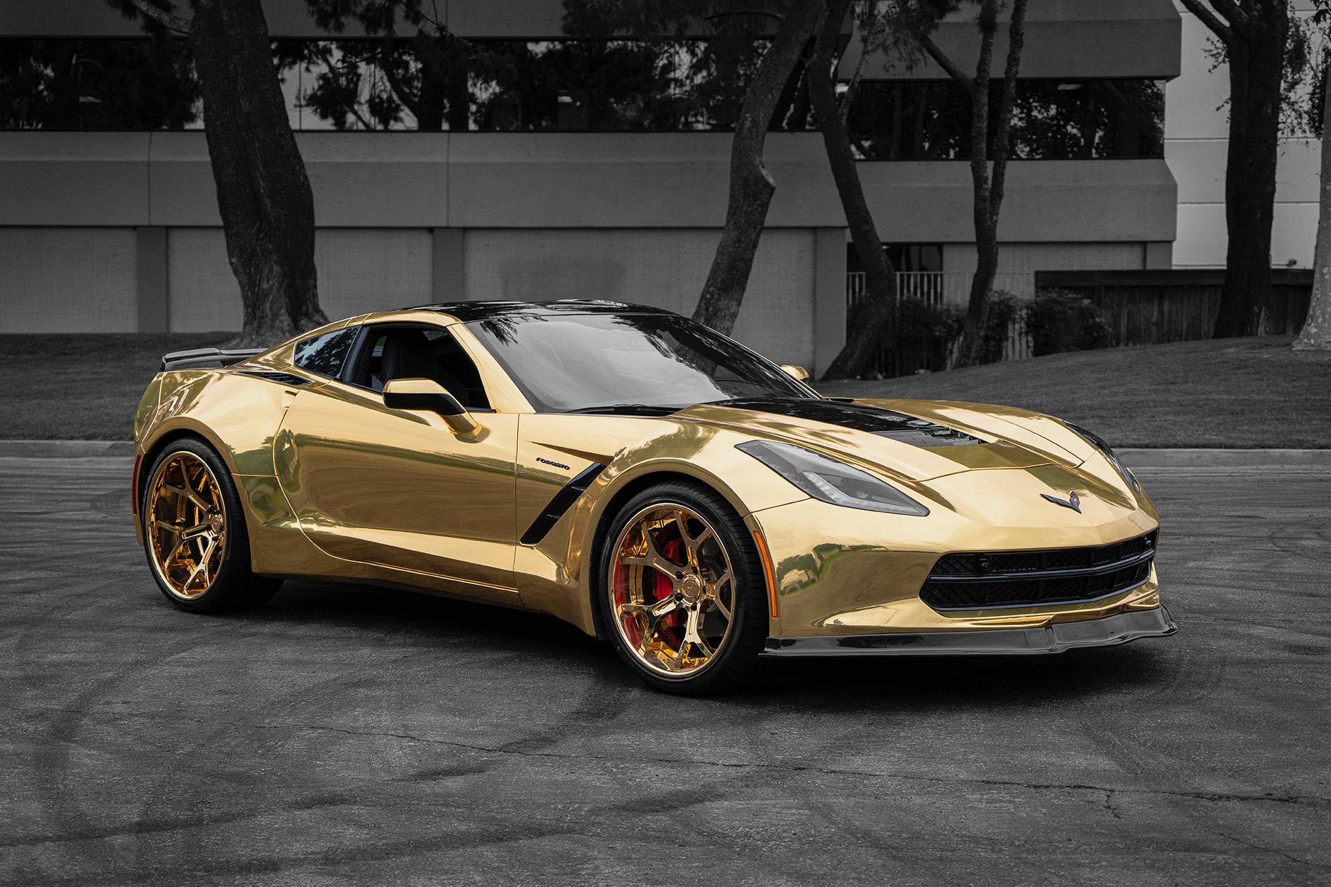 UM CHEVROLET CORVETTE CONVERTIBLE DOURADO É A DEFINIÇÃO MÁXIMA DA SUNTUOSIDADE, foto 3