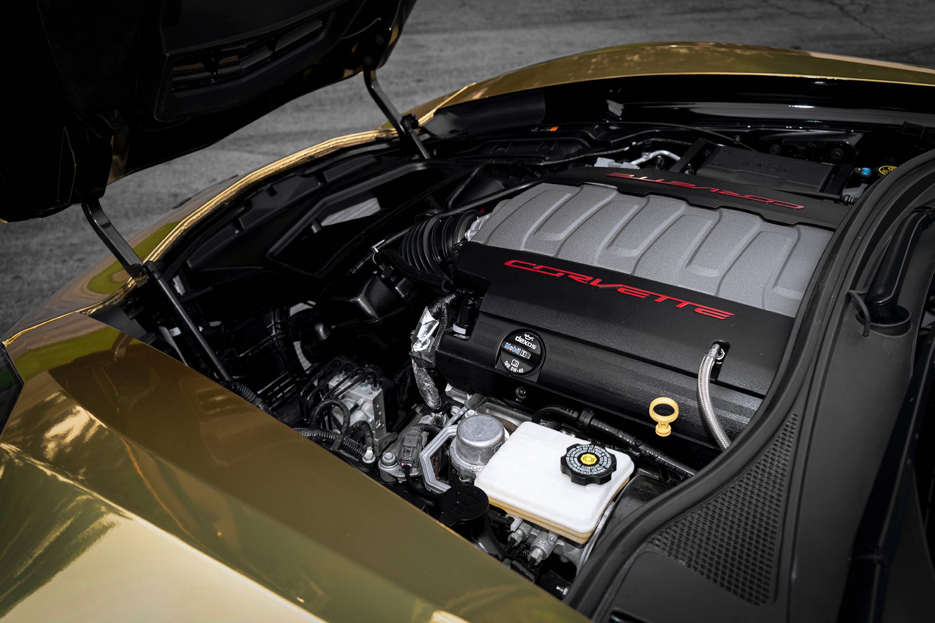 UM CHEVROLET CORVETTE CONVERTIBLE DOURADO É A DEFINIÇÃO MÁXIMA DA SUNTUOSIDADE, foto 9