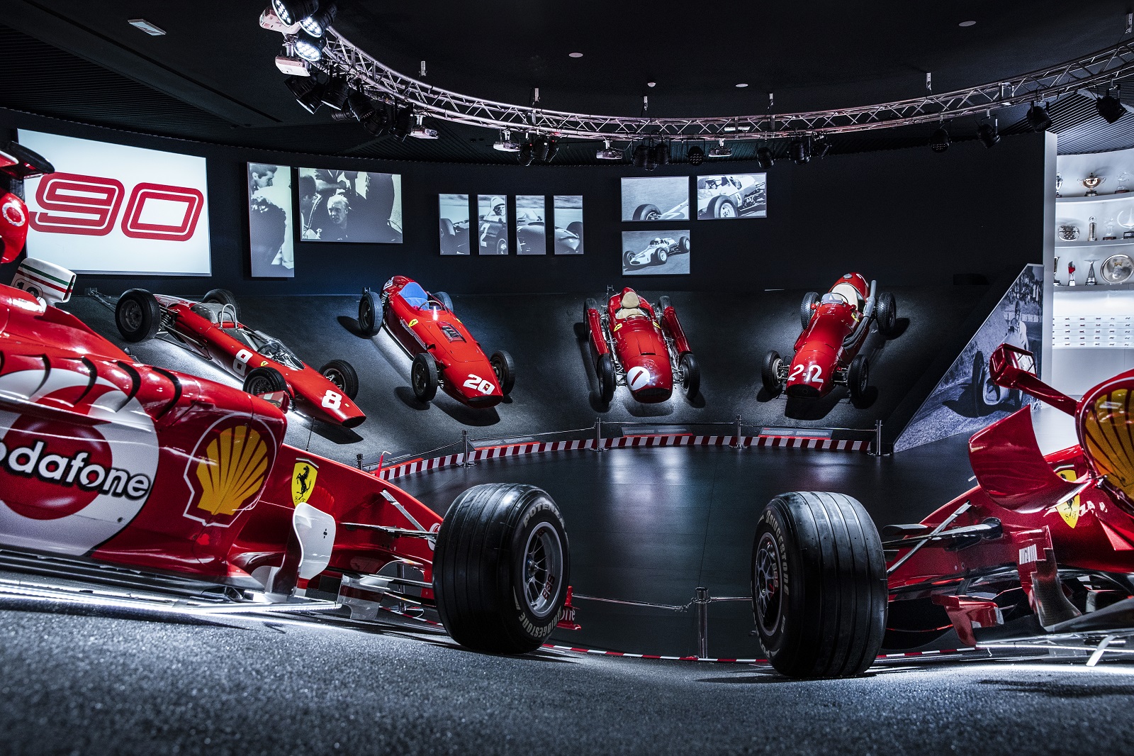 FERRARI CELEBRA OS 90 ANOS DA SCUDERIA COM UMA EXPOSIÇÃO ESPECIAL, foto 1