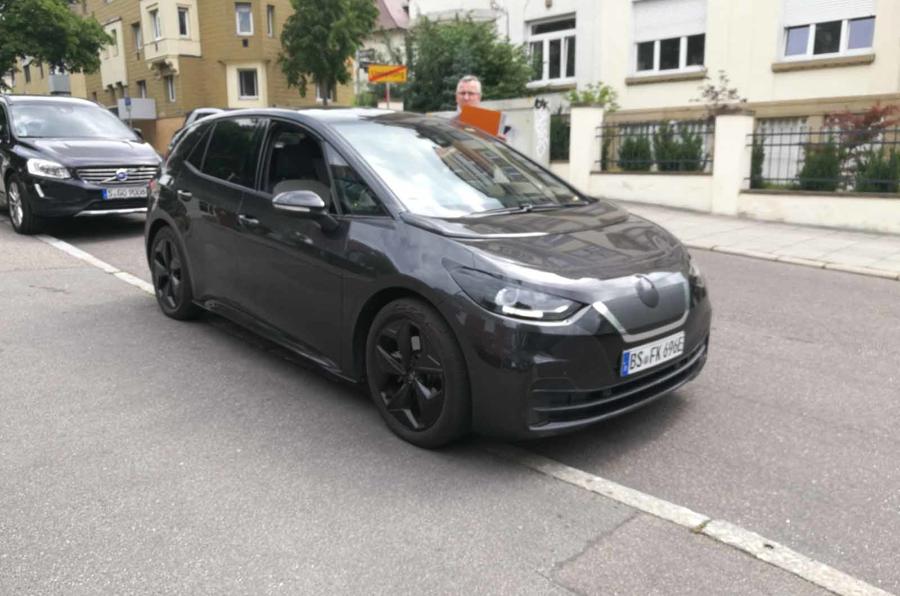 VOLKSWAGEN ID.3 APARECE PRATICAMENTE SEM CAMUFLAGEM, foto 1