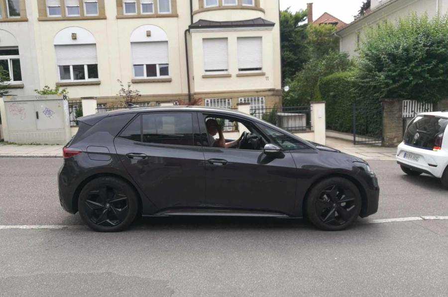 VOLKSWAGEN ID.3 APARECE PRATICAMENTE SEM CAMUFLAGEM, foto 4