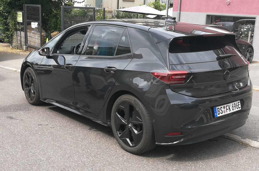 VOLKSWAGEN ID.3 APARECE PRATICAMENTE SEM CAMUFLAGEM, foto 5