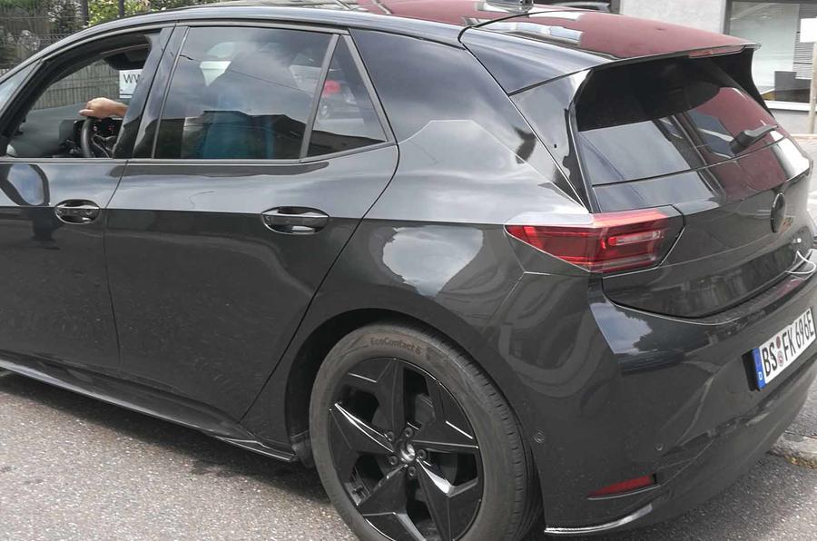 VOLKSWAGEN ID.3 APARECE PRATICAMENTE SEM CAMUFLAGEM, foto 6