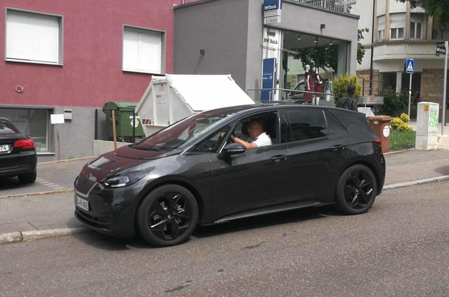 VOLKSWAGEN ID.3 APARECE PRATICAMENTE SEM CAMUFLAGEM, foto 7