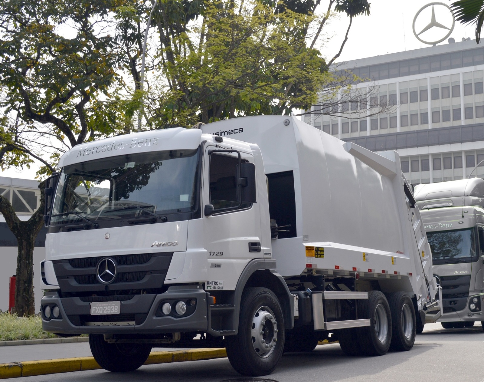 MERCEDES-BENZ ATEGO BRASILEIROS COM TRANSMISSÕES ALLISON CHEGAM À COLÔMBIA PARA COLETA DE RESÍDUOS, foto 1