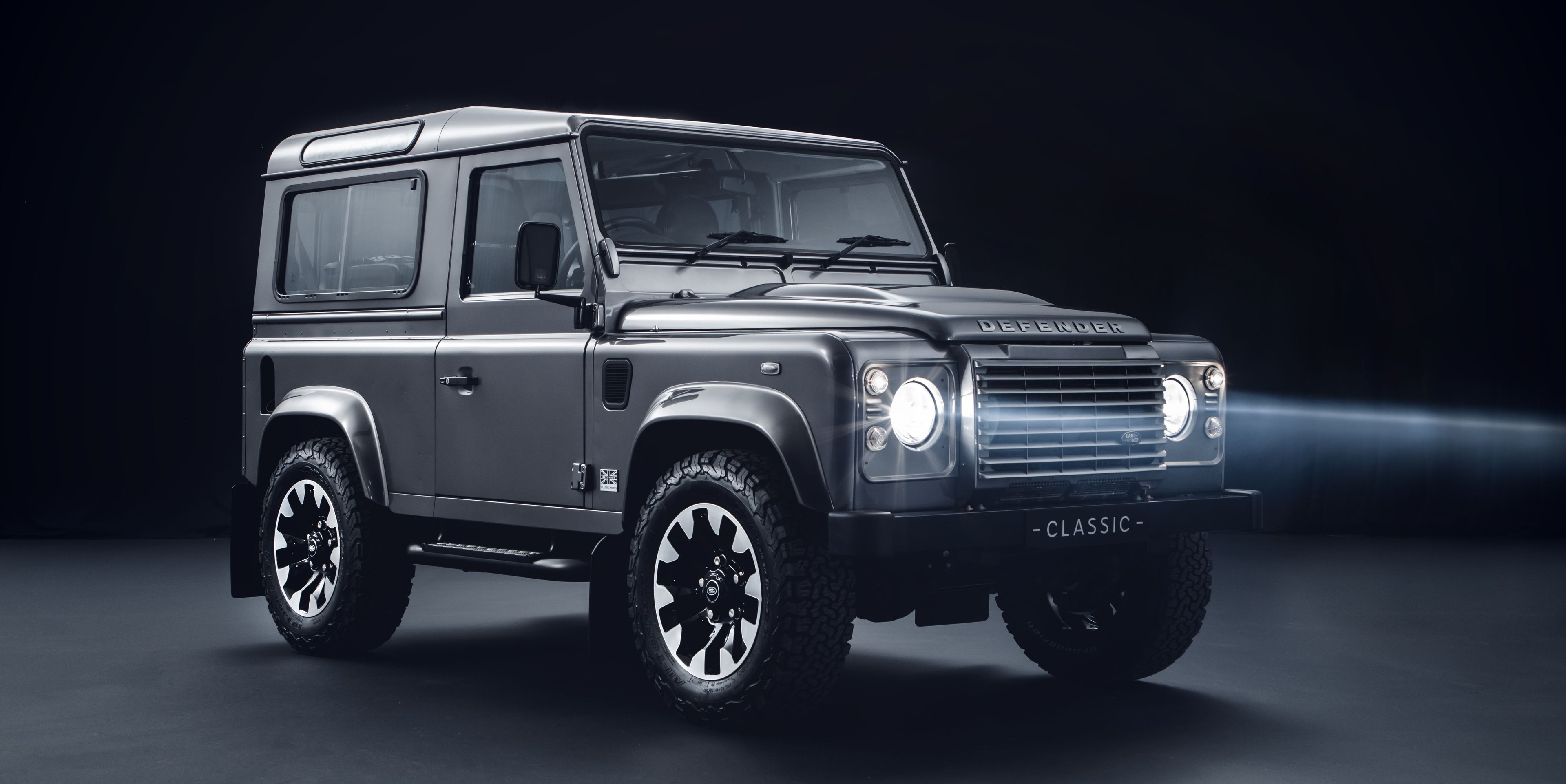 LAND ROVER REVIVE OS SEUS CLÁSSICOS DEFENDER COM A ESSÊNCIA DO DEFENDER WORKS, foto 1