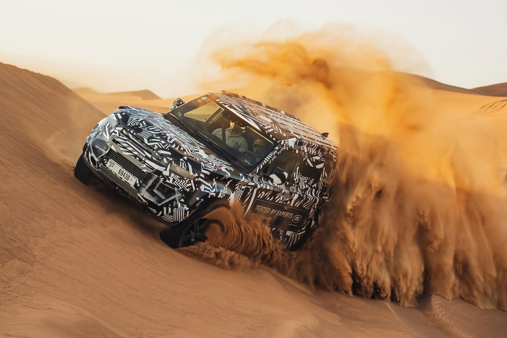ESPECIALISTAS DA CRUZ VERMELHA LEVAM O PROTÓTIPO DO NOVO LAND ROVER DEFENDER AO LIMITE NO DESERTO PARA CELEBRAR RENOVAÇÃO DA PARCERIA DE 65 ANOS