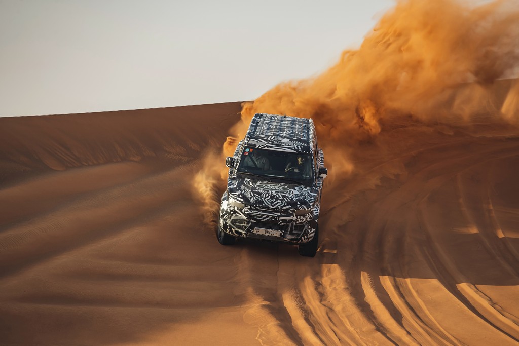 ESPECIALISTAS DA CRUZ VERMELHA LEVAM O PROTÓTIPO DO NOVO LAND ROVER DEFENDER AO LIMITE NO DESERTO PARA CELEBRAR RENOVAÇÃO DA PARCERIA DE 65 ANOS, foto 4