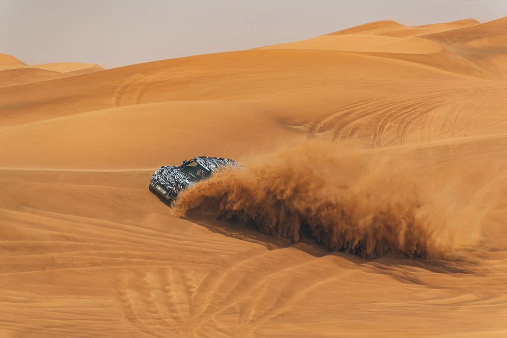 ESPECIALISTAS DA CRUZ VERMELHA LEVAM O PROTÓTIPO DO NOVO LAND ROVER DEFENDER AO LIMITE NO DESERTO PARA CELEBRAR RENOVAÇÃO DA PARCERIA DE 65 ANOS, foto 6