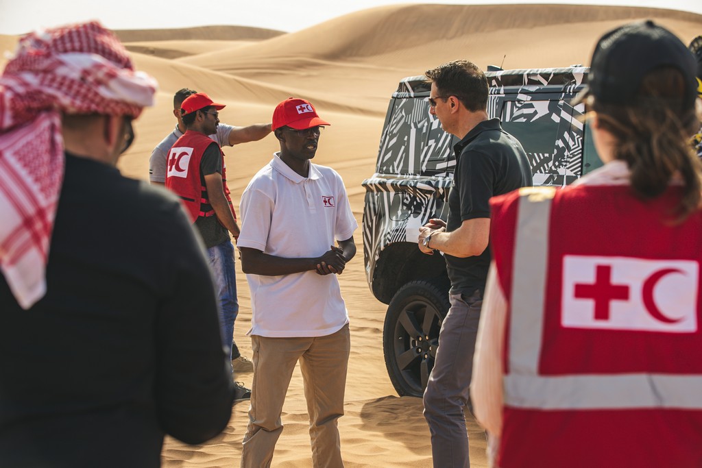 ESPECIALISTAS DA CRUZ VERMELHA LEVAM O PROTÓTIPO DO NOVO LAND ROVER DEFENDER AO LIMITE NO DESERTO PARA CELEBRAR RENOVAÇÃO DA PARCERIA DE 65 ANOS, foto 32