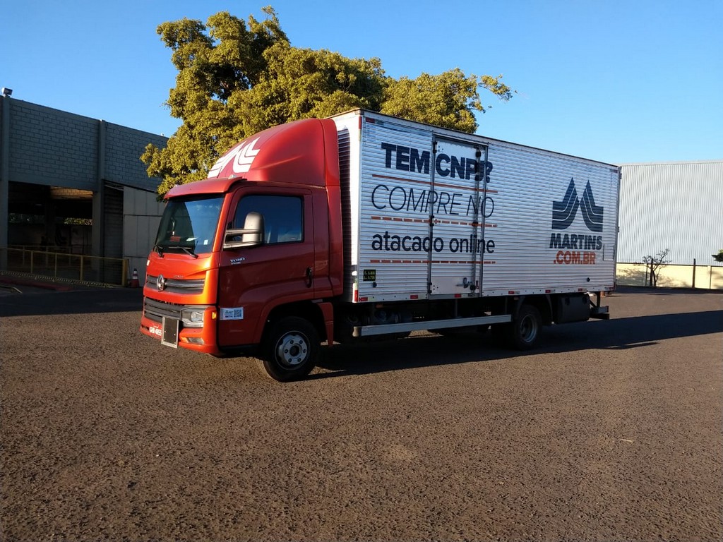 VOLKSWAGEN REFORÇA TRADIÇÃO NO ATACADO BRASILEIRO COM VENDA DE 74 CAMINHÕES DELIVERY AO GRUPO MARTINS, foto 1