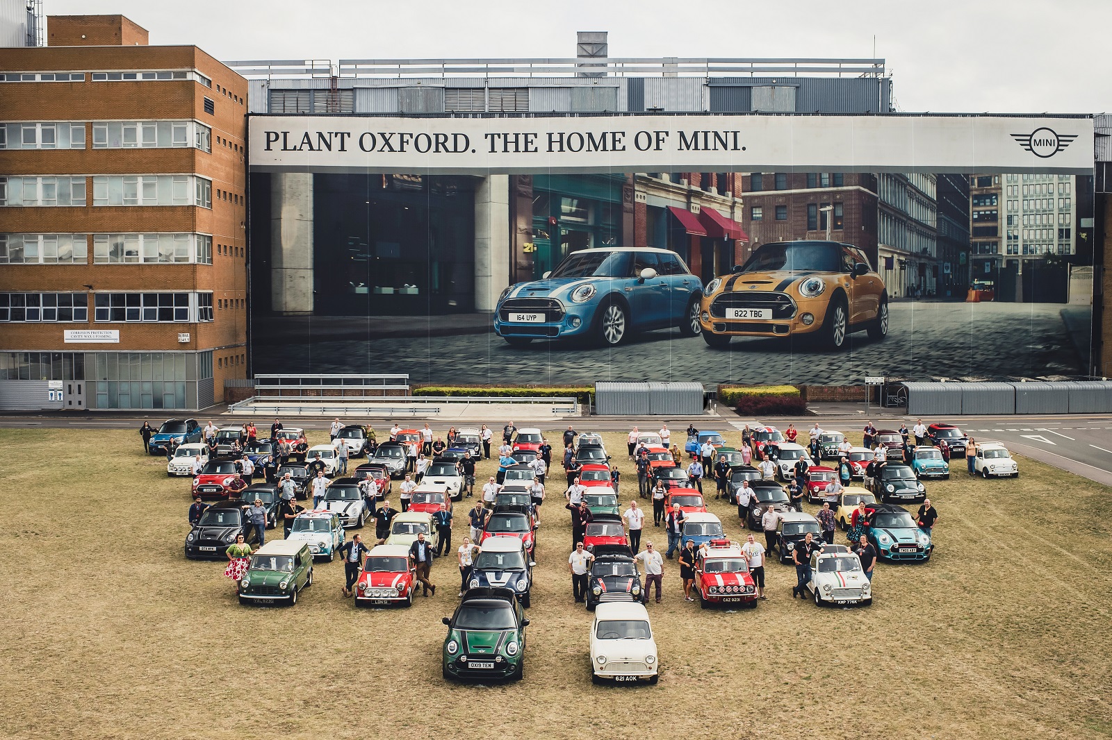 O VEÍCULO NÚMERO 10 MILHÕES DA MINI SAI DA FÁBRICA DE OXFORD, foto 1