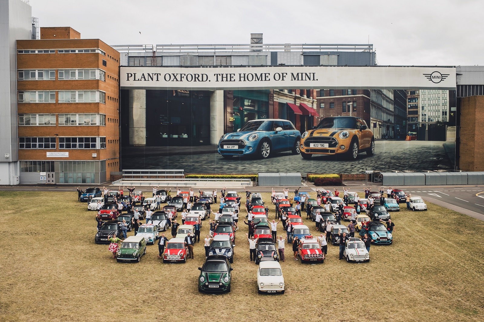 O VEÍCULO NÚMERO 10 MILHÕES DA MINI SAI DA FÁBRICA DE OXFORD, foto 2