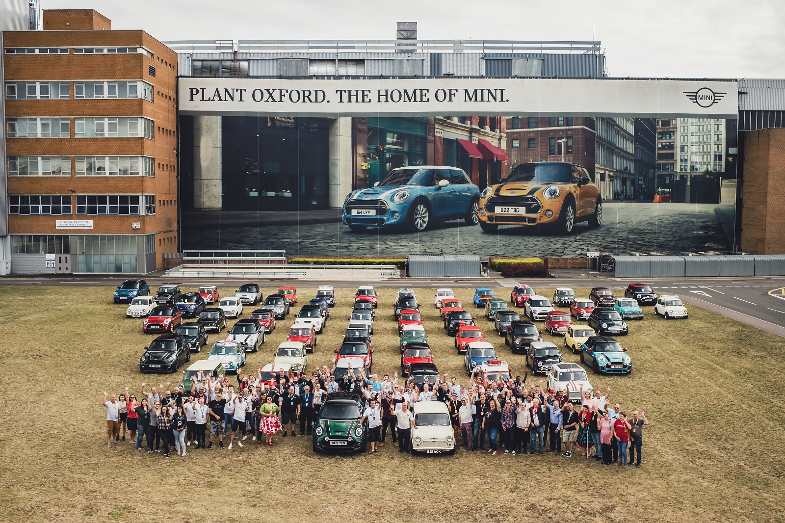 O VEÍCULO NÚMERO 10 MILHÕES DA MINI SAI DA FÁBRICA DE OXFORD, foto 3