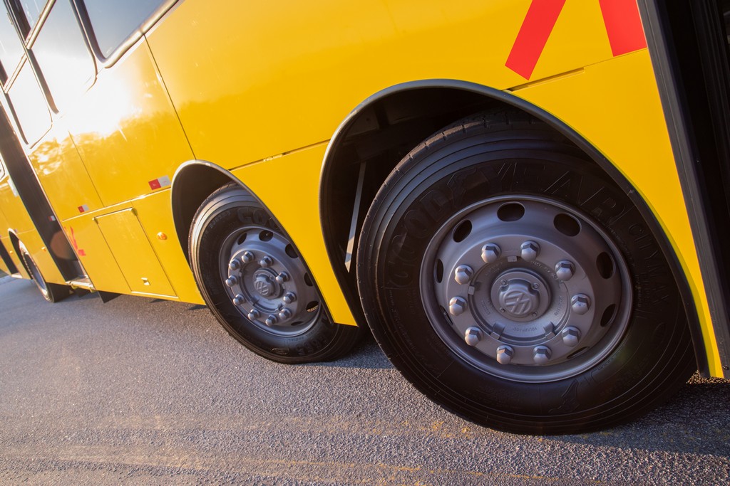 VOLKSWAGEN INOVA COM ÔNIBUS DE 15 METROS E TERCEIRO EIXO DIRECIONAL, foto 2