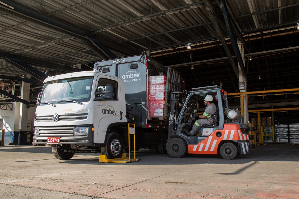 VOLKSWAGEN CELEBRA UM ANO DE PARCERIA COM CERVEJARIA AMBEV PARA VIABILIDADE DA DISTRIBUIÇÃO ELÉTRICA, foto 1