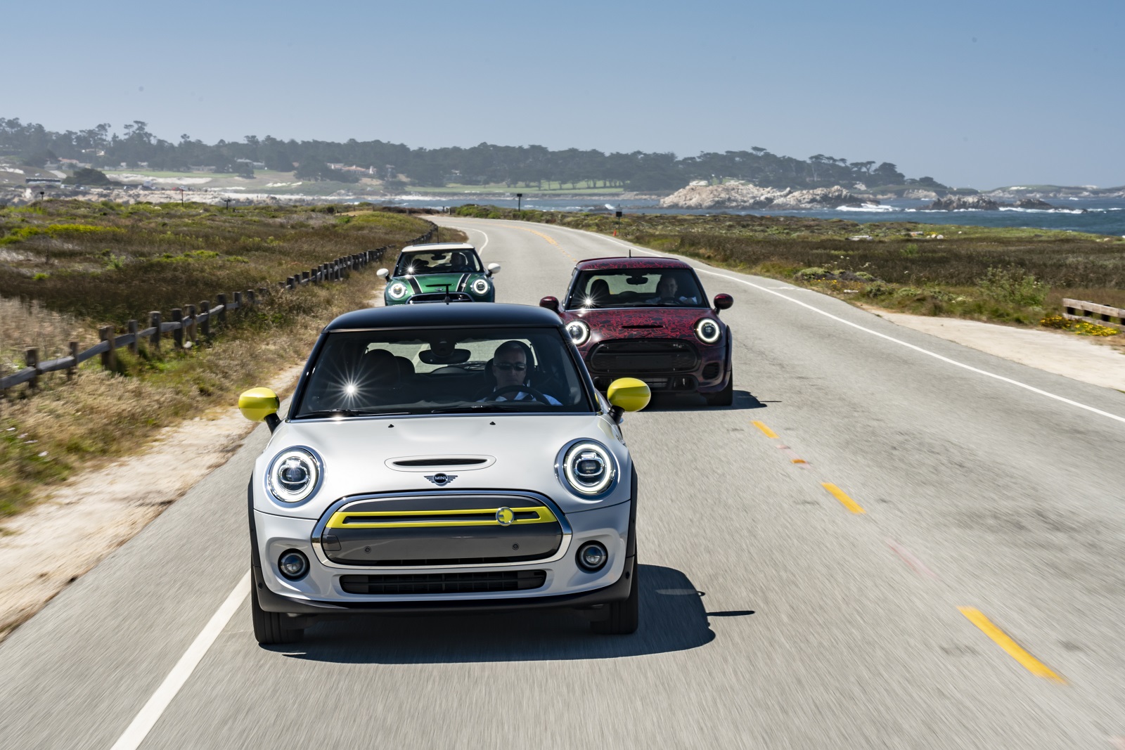 MINI COMEMORA ANIVERSÁRIO EM PEBBLE BEACH COM NOVIDADES DE ALTA VELOCIDADE E ALTA TENSÃO, foto 1