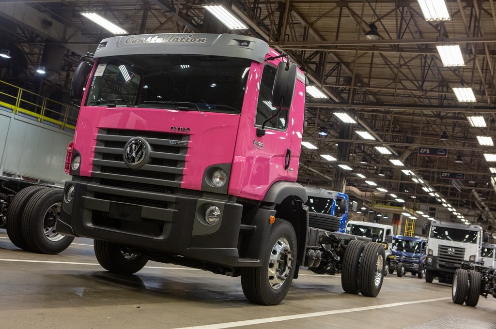 VW CONSTELLATION EMBARCA PARA A COLÔMBIA COM PINTURA ROSA DE FÁBRICA, foto 3