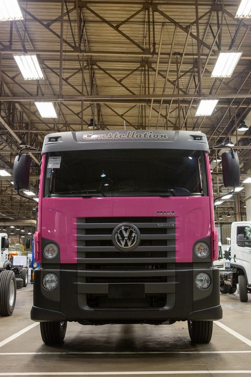 VW CONSTELLATION EMBARCA PARA A COLÔMBIA COM PINTURA ROSA DE FÁBRICA, foto 4