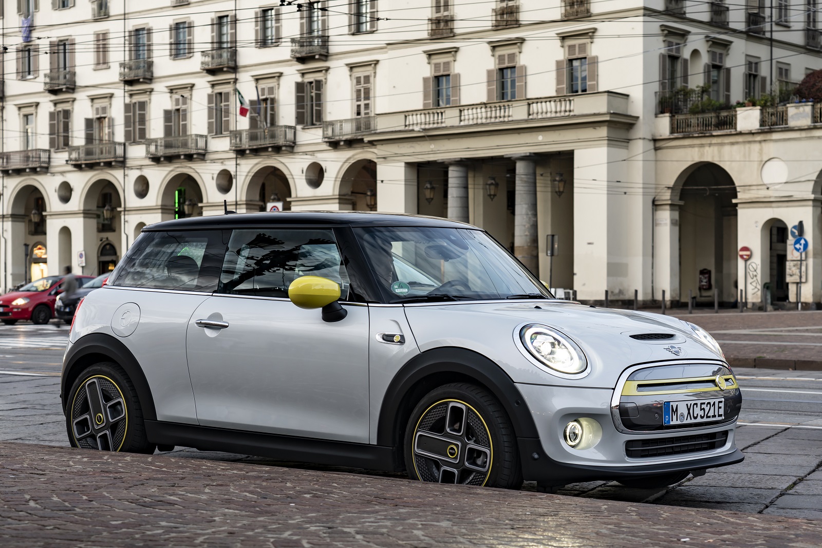 UM GOLPE À ‘E-TALIANA’: FUJA DO DIA-A-DIA DE UM JEITO SUSTENTÁVEL - A BORDO DO NOVO MINI COOPER SE, foto 1