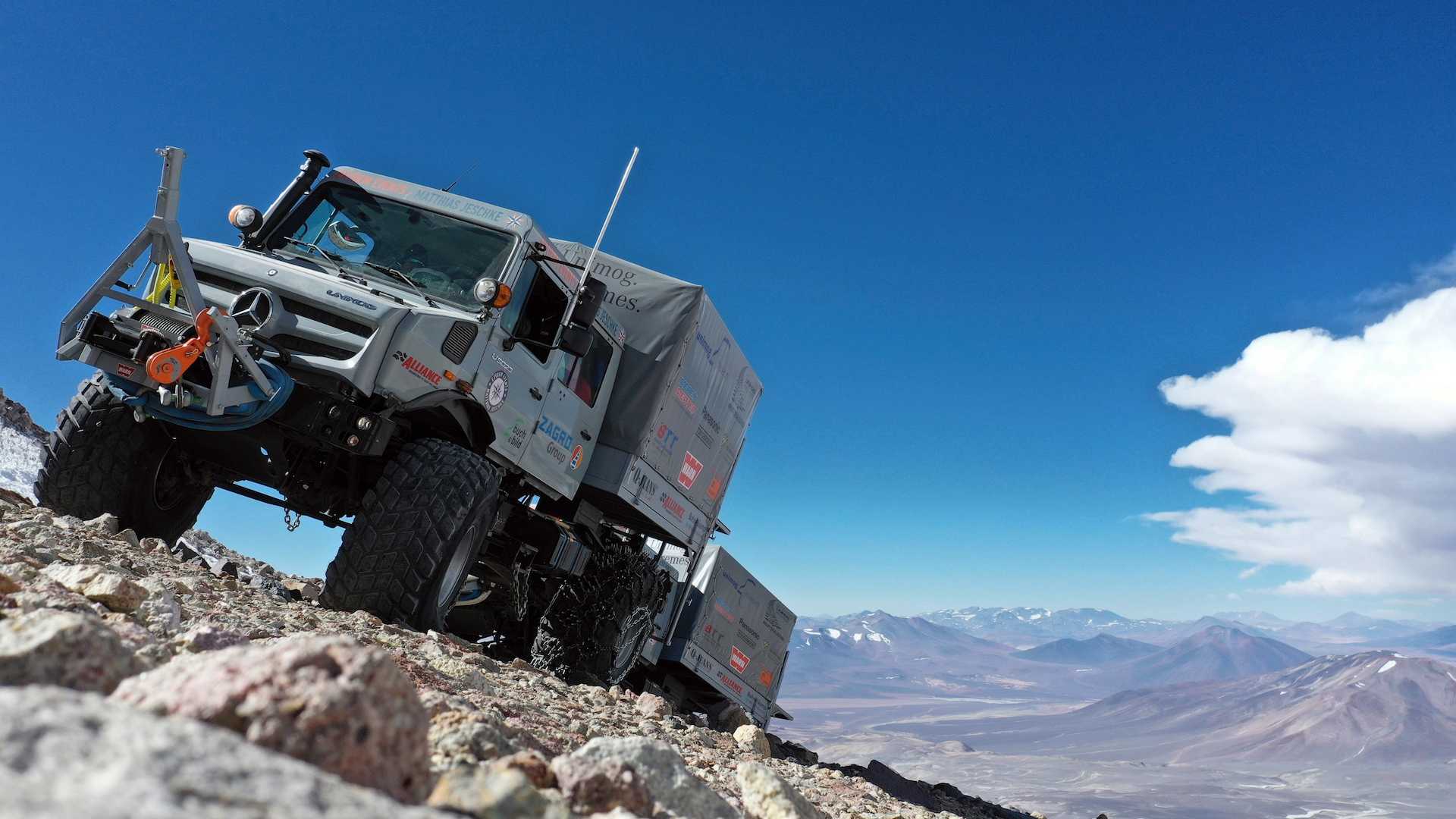 UM NOVO RECORDE: O MERCEDES-BENZ UNIMOG ESCALA O VULCÃO MAIS ALTO DO PLANETA, foto 1
