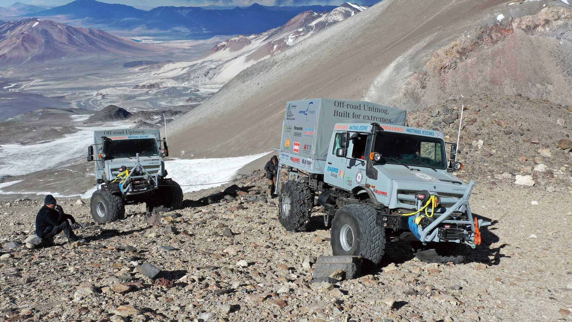 UM NOVO RECORDE: O MERCEDES-BENZ UNIMOG ESCALA O VULCÃO MAIS ALTO DO PLANETA, foto 2