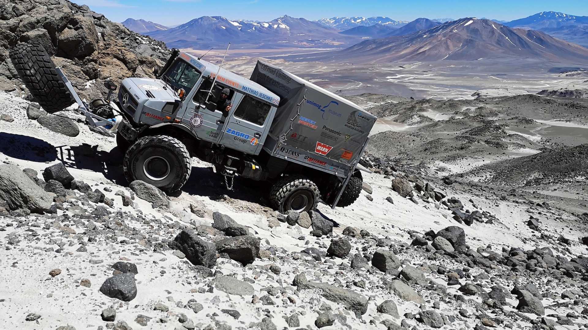UM NOVO RECORDE: O MERCEDES-BENZ UNIMOG ESCALA O VULCÃO MAIS ALTO DO PLANETA, foto 3