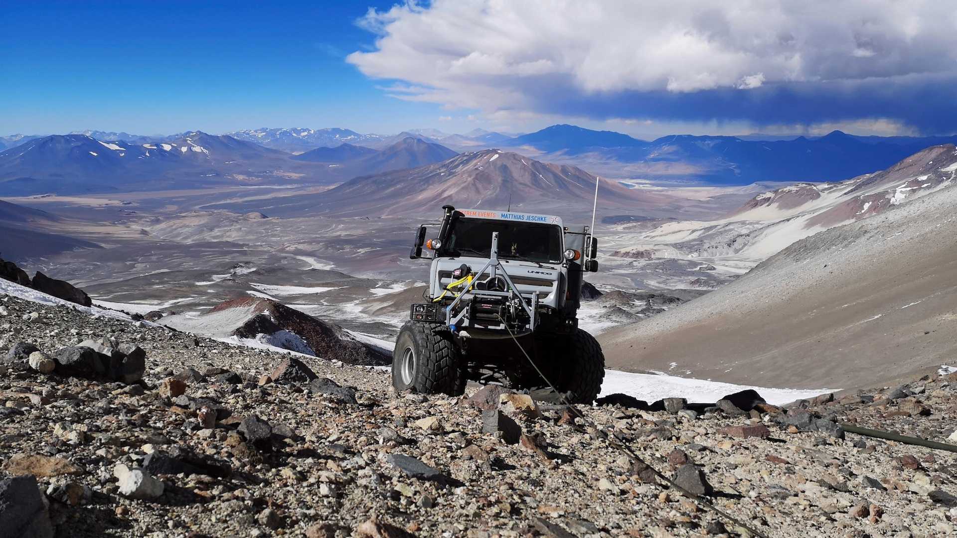 UM NOVO RECORDE: O MERCEDES-BENZ UNIMOG ESCALA O VULCÃO MAIS ALTO DO PLANETA, foto 4