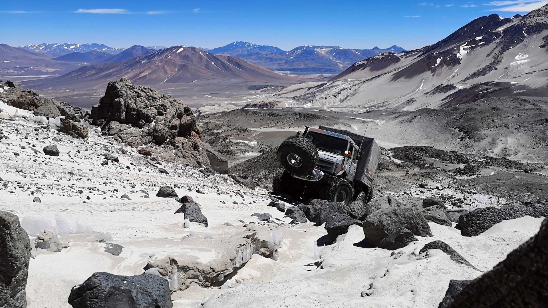 UM NOVO RECORDE: O MERCEDES-BENZ UNIMOG ESCALA O VULCÃO MAIS ALTO DO PLANETA, foto 5