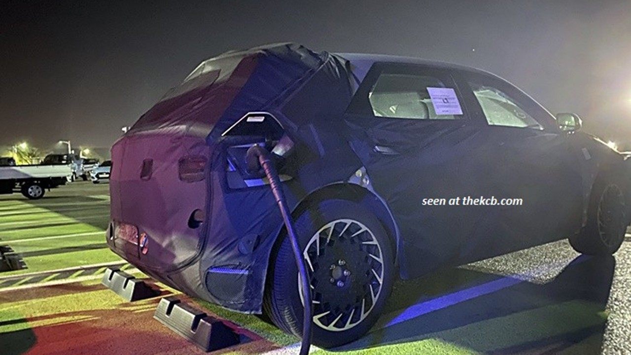 HYUNDAI 45: O FUTURO RIVAL DO NISSAN LEAF FLAGRADO ENQUANTO CARREGAVA SUA BATERIA, foto 2