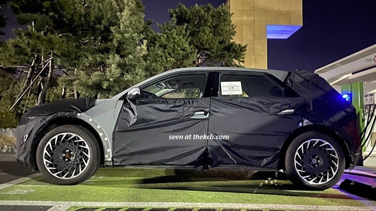 HYUNDAI 45: O FUTURO RIVAL DO NISSAN LEAF FLAGRADO ENQUANTO CARREGAVA SUA BATERIA, foto 4