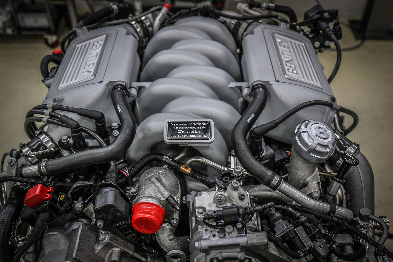 BENTLEY APOSENTA O SEU RENOMADO MOTOR V8, foto 2